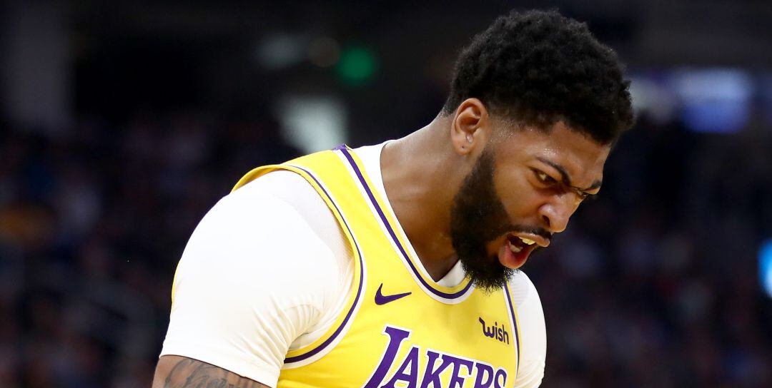 Anthony Davis celebra una canasta con los Lakers