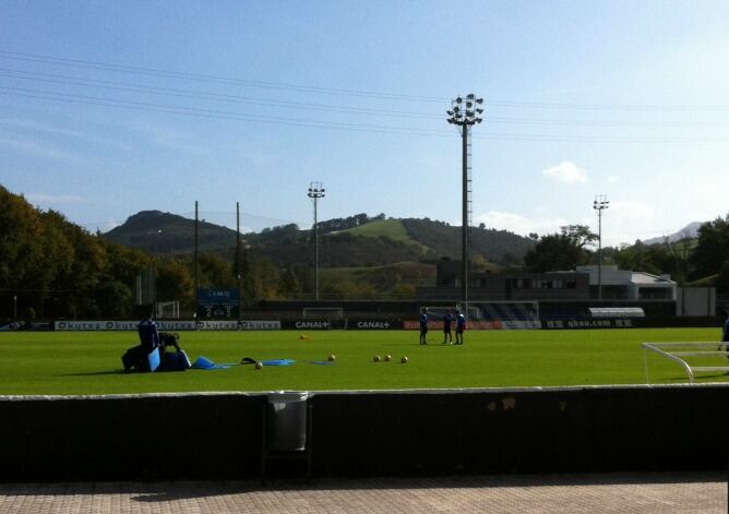CUMBRE EN ZUBIETA: Jagoba Arrasate conversa con Lumbreras y Alkiza al terminar la sesión a puerta cerrada de hoy.