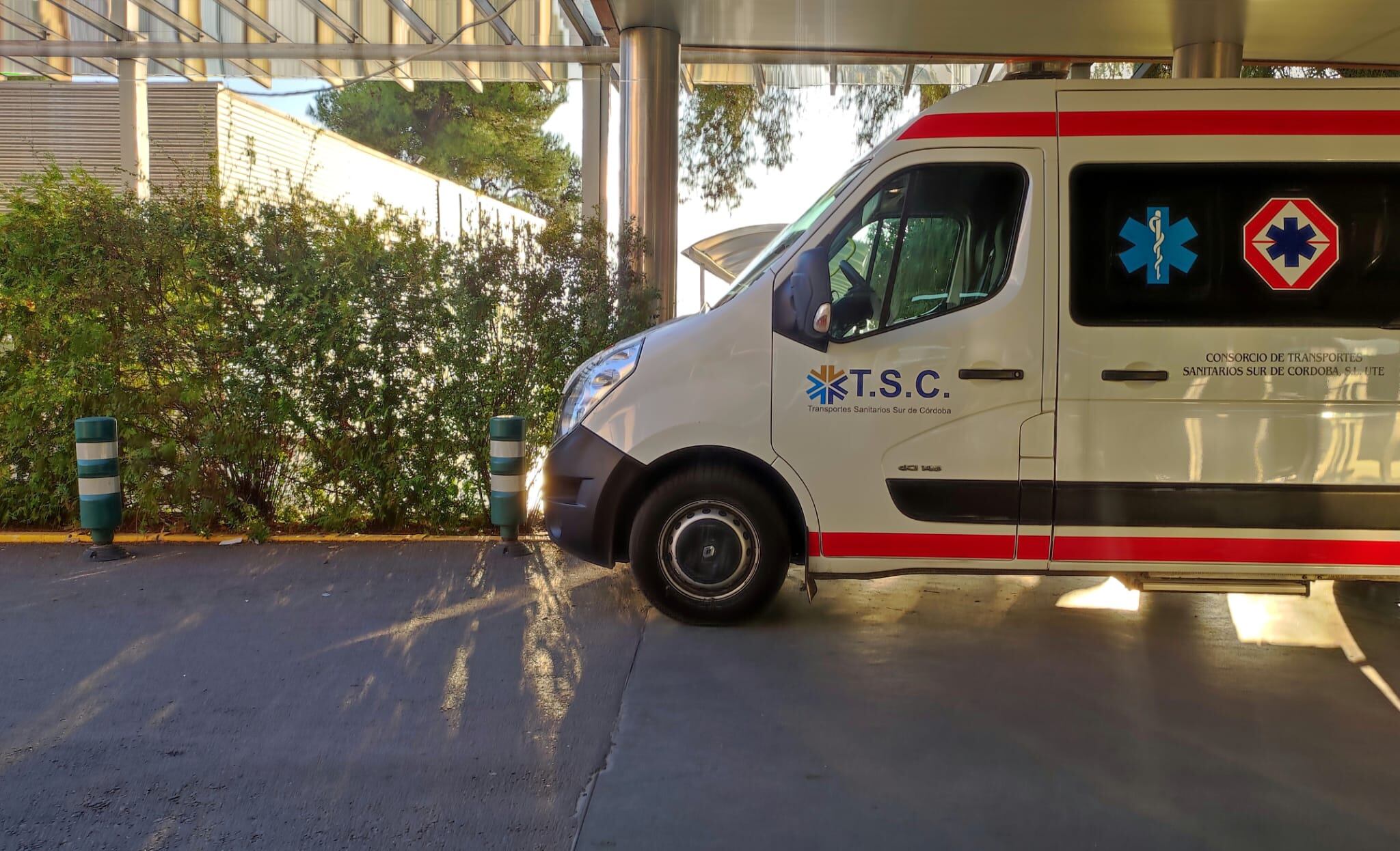 Una de las ambulancias de transporte sanitario de Córdoba en el Hospital Infanta Margarita