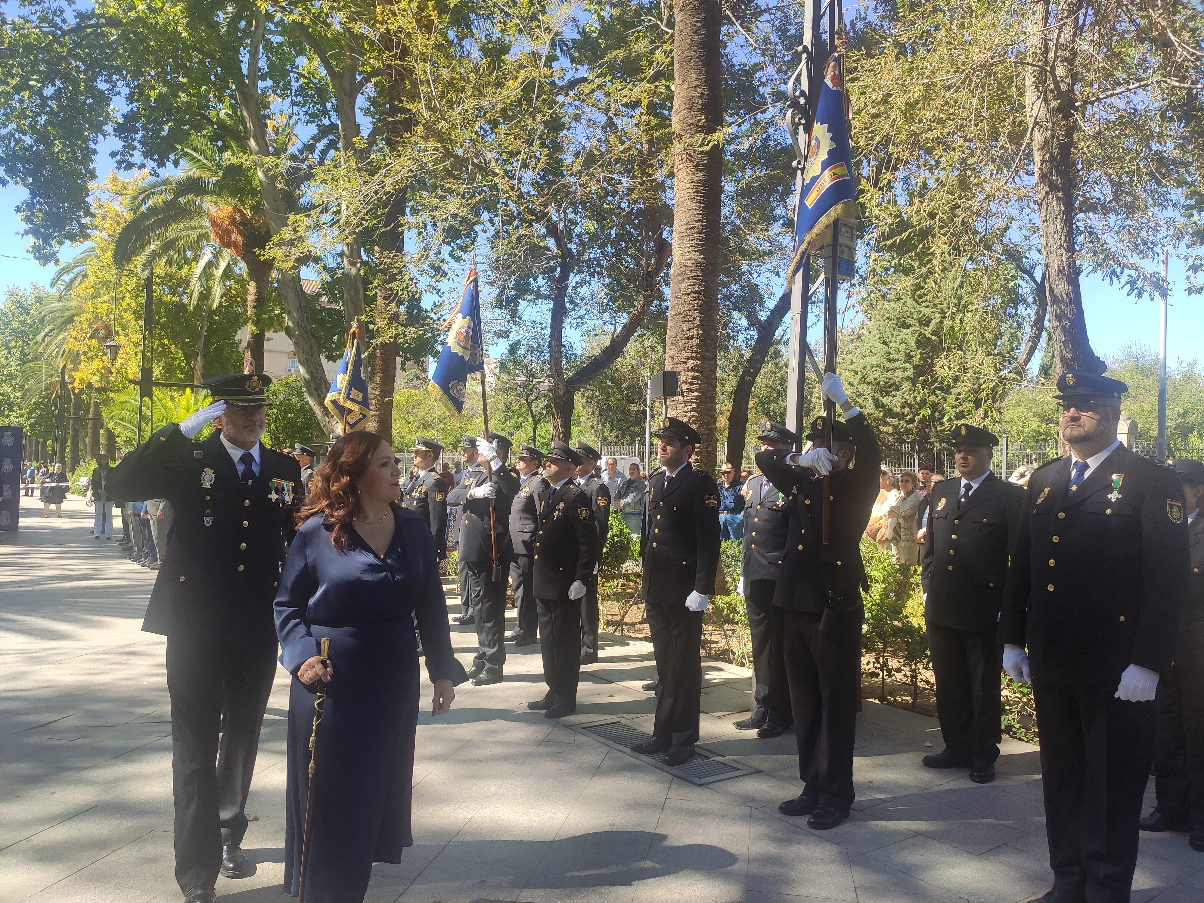 Catalina Madueño pasa revista en el acto de la Policía Nacional en Linares.