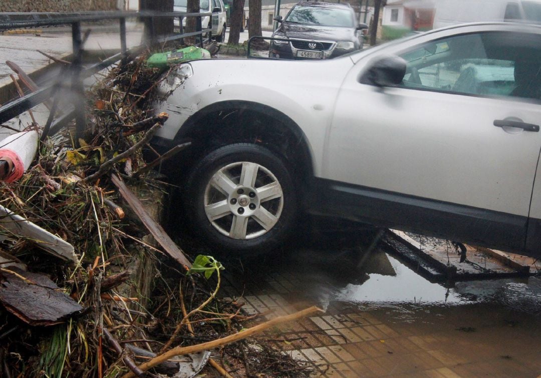 Imagen de cómo ha quedado un coche de la localidad onubense de Nerva tras las intensas lluvias