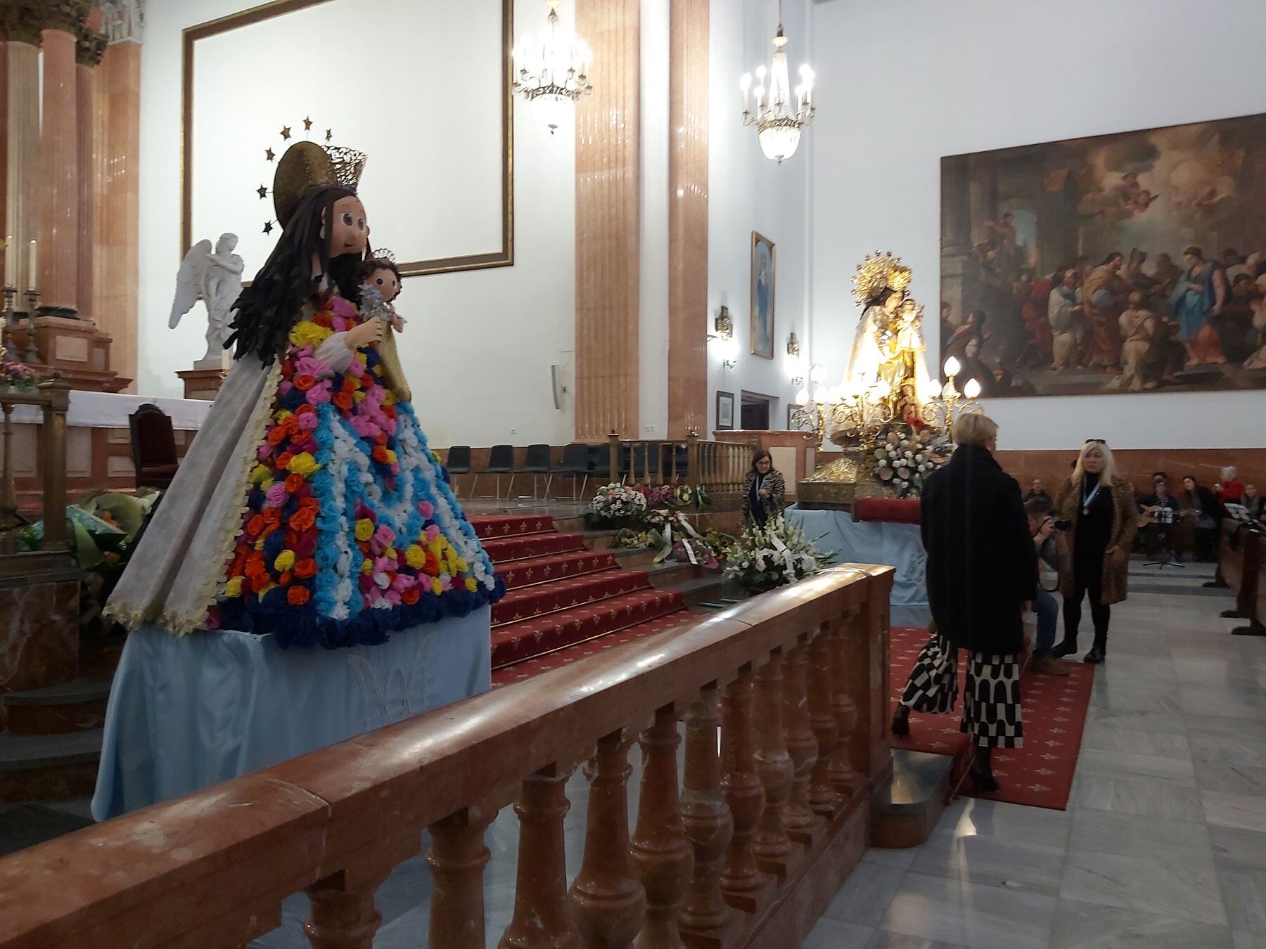 Antes de iniciarse la eucaristía hubo una ofrenda de flores a la imagen por parte de diversas entidades