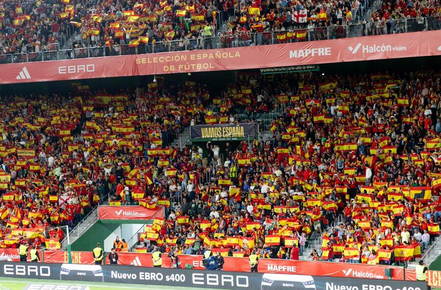 El estadio Martínez Valero registró un ambiente excepcional