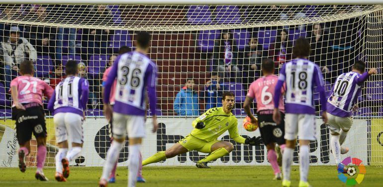 Óscar lanza el penalti que significó el 1-0