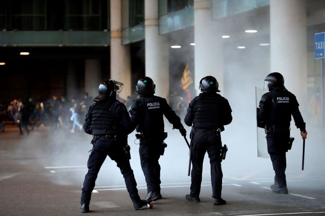 Policies carreguen contra manifestants a la Terminal 1 de l&#039;aeroport del Prat