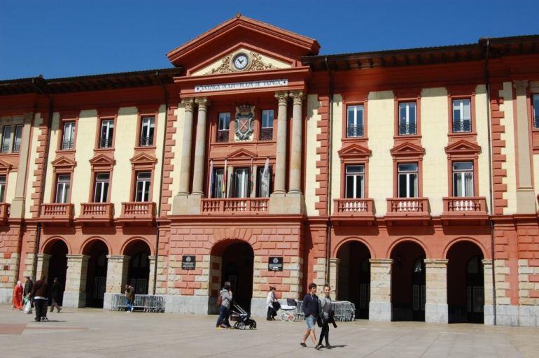 Fachada del Ayuntamiento de Eibar en la plaza de Unzaga