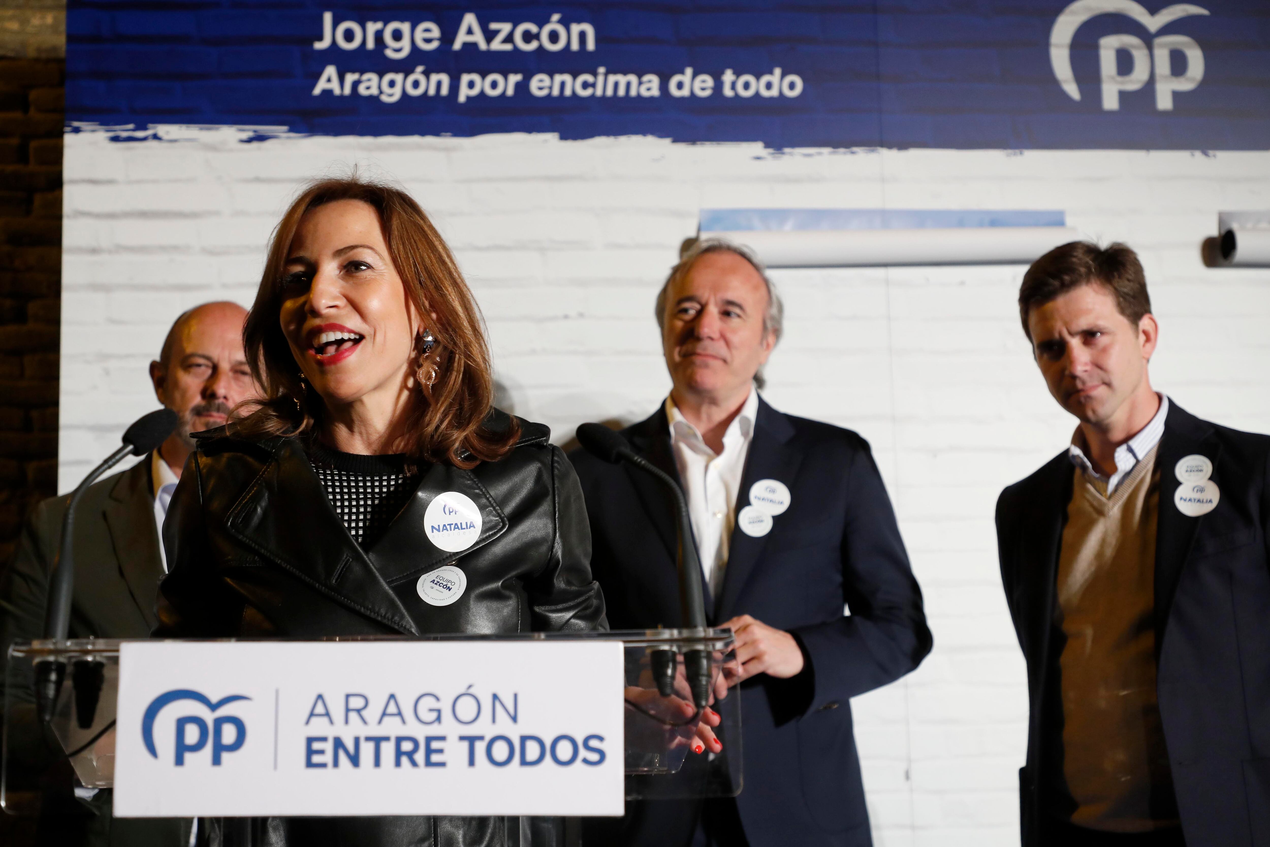 ZARAGOZA, 11/05/2023.- La candidata por el PP al ayuntamiento de Zaragoza, Natalia Chueca (2i), junto al candidato al gobierno de Aragón, Jorge Azcón, participa este jueves, en el inicio de la campaña electoral para las elecciones del 28M. EFE/ Javier Belver
