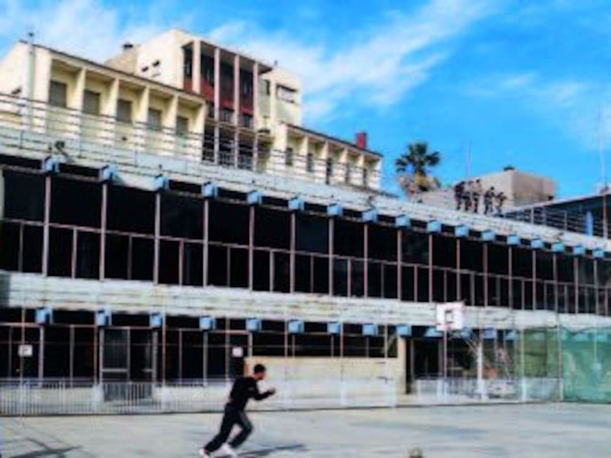 Escoles amb humitats, floridures i amiant: "Fins que no veiem els obrers a la teulada no pararem"