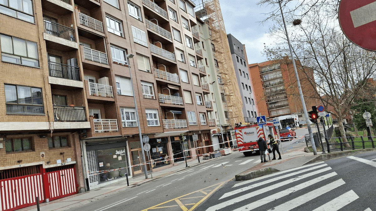 Barakaldo registra una de las incidencias más destacadas mientras el viento provoca saneados y retirada de árboles en varias comarcas