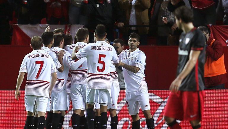 El delantero francés del Sevilla Kevin Gameiro celebra el segundo gol que ha marcado ante el Athletic Club de Bilbao, durante el partido de la decimonovena jornada de la Liga de Primera División, que se juega hoy en el estadio Ramón Sánchez Pizjuán de Sev