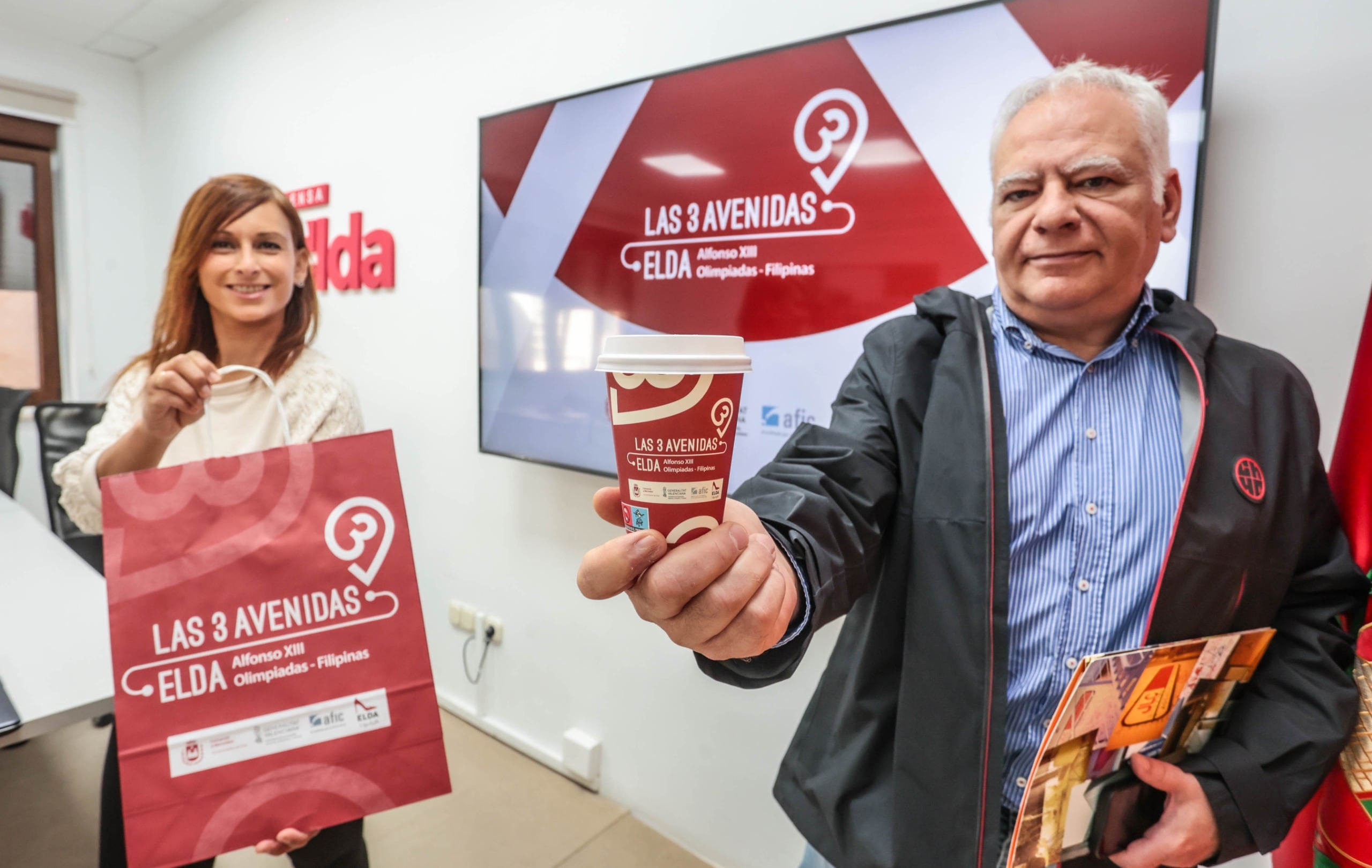 Silvia Ibáñez, concejala de Comercio y Mercados de Elda, junto al experto en marketing Juan Gran