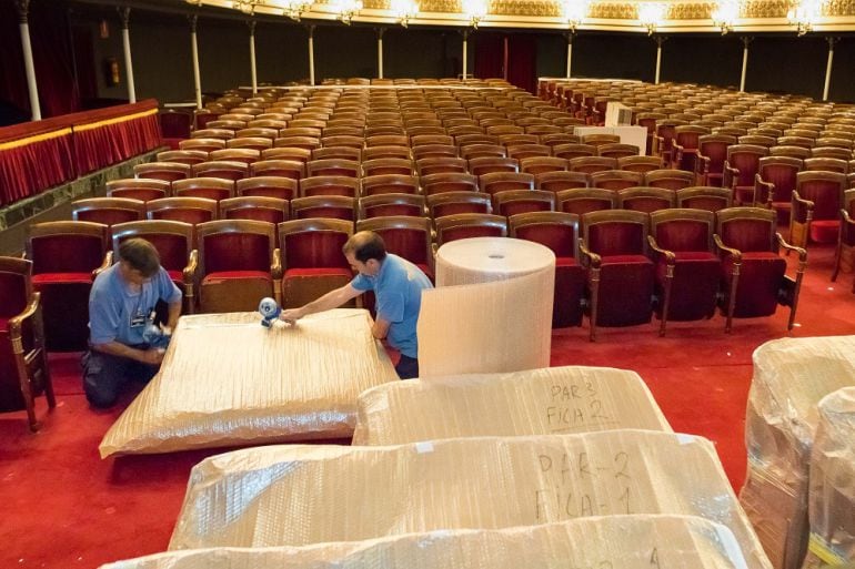 Embalaje de las antiguas butacas del Teatro Principal 