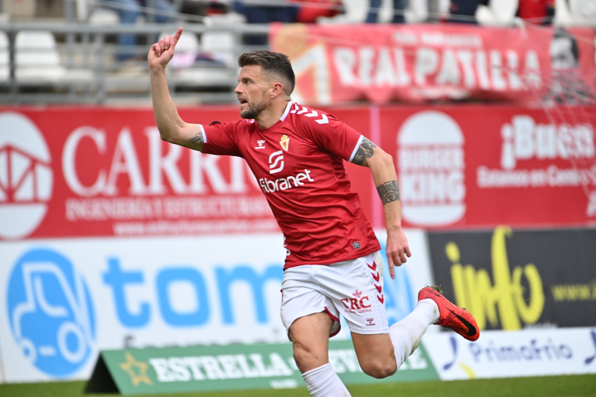 Andrés Carrasco celebra un gol con el Real Murcia