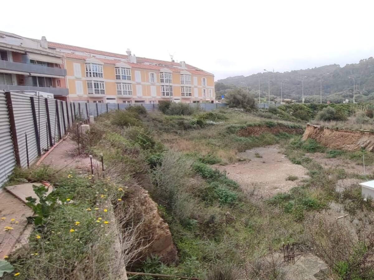 L’IBAVI formalitza la compra del solar de la SAREB des Mercadal per construir 35 habitatges de protecció pública