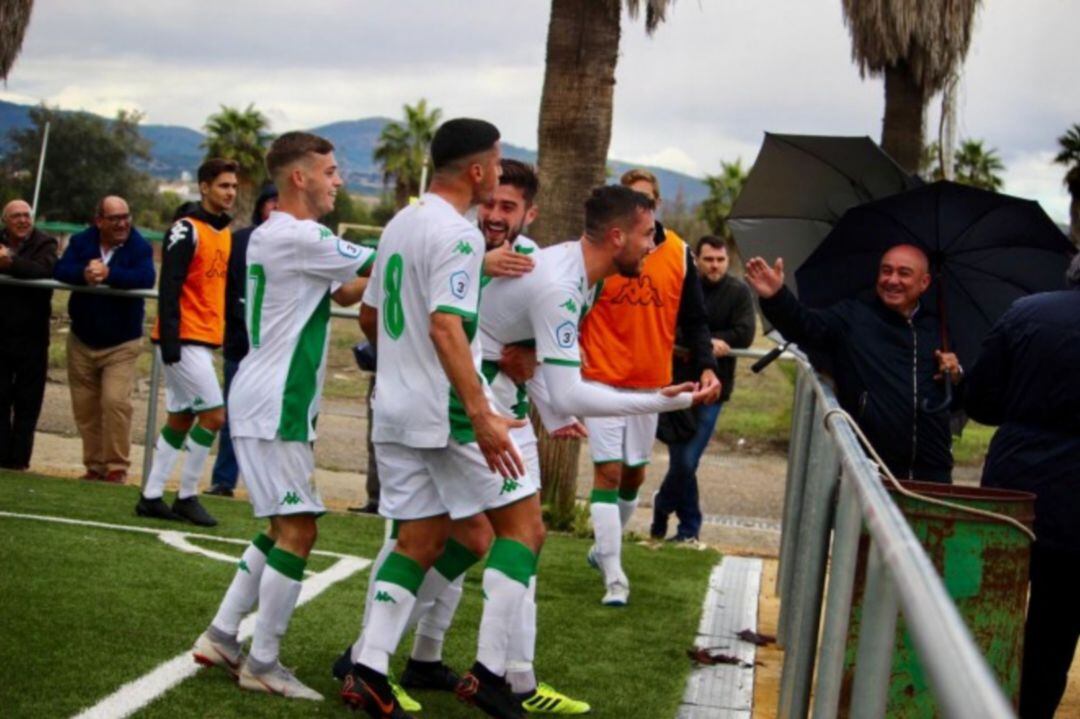 Jugadores del Córdoba B celebrando uno de los goles con sus aficionados