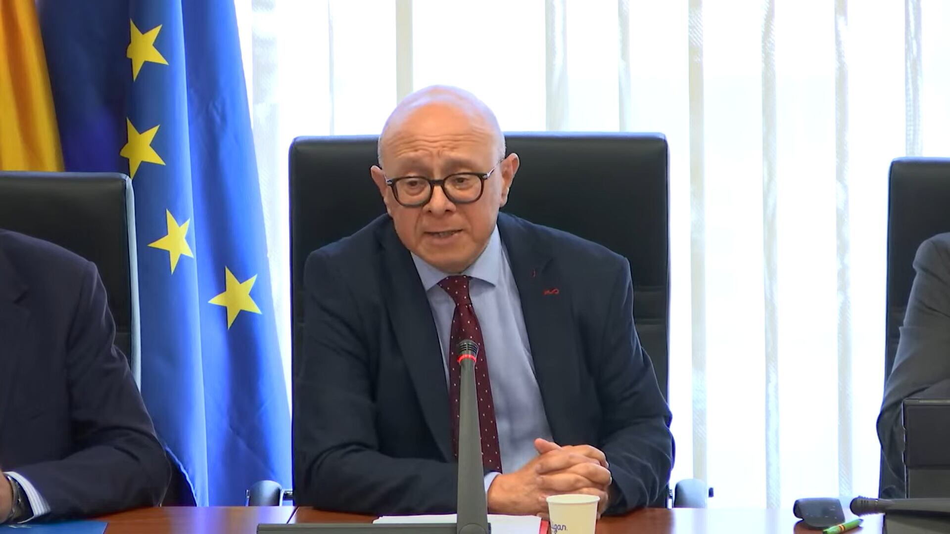 El letrado de los Servicios Jurídicos de la Comunidad Autónoma, Manuel Pino, en la Asamblea Regional