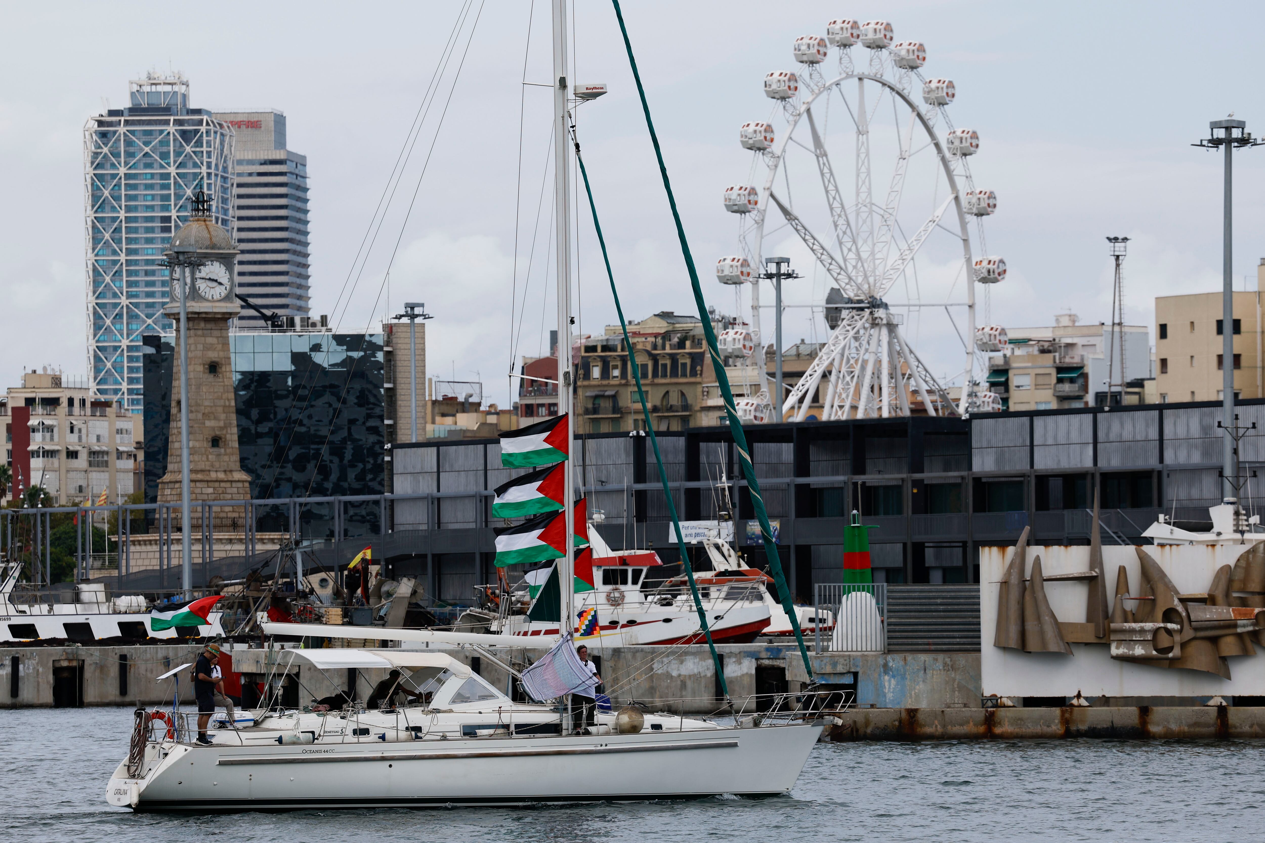 Vista de uno de los barcos que forman parte de la flotilla en el puerto de Barcelona este domingo.