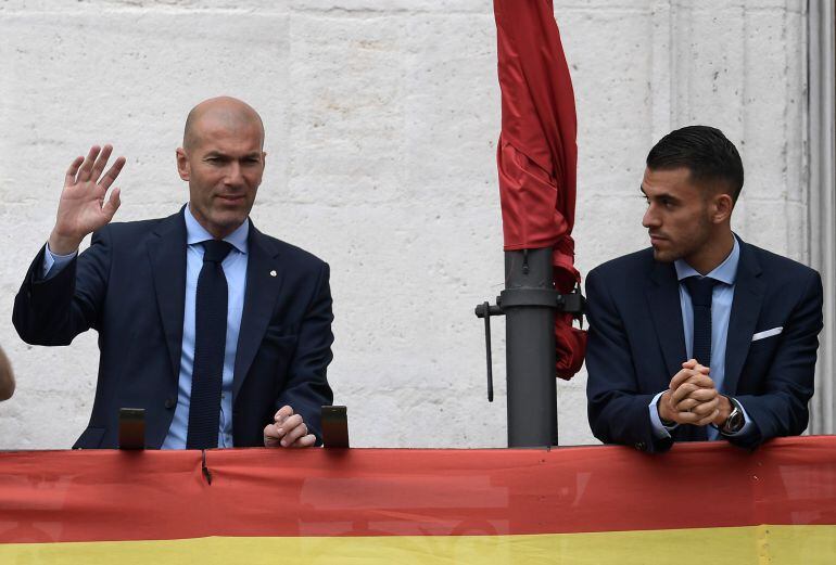 Ceballos mira a Zidane en el balcón del Ayuntamiento de Madrid