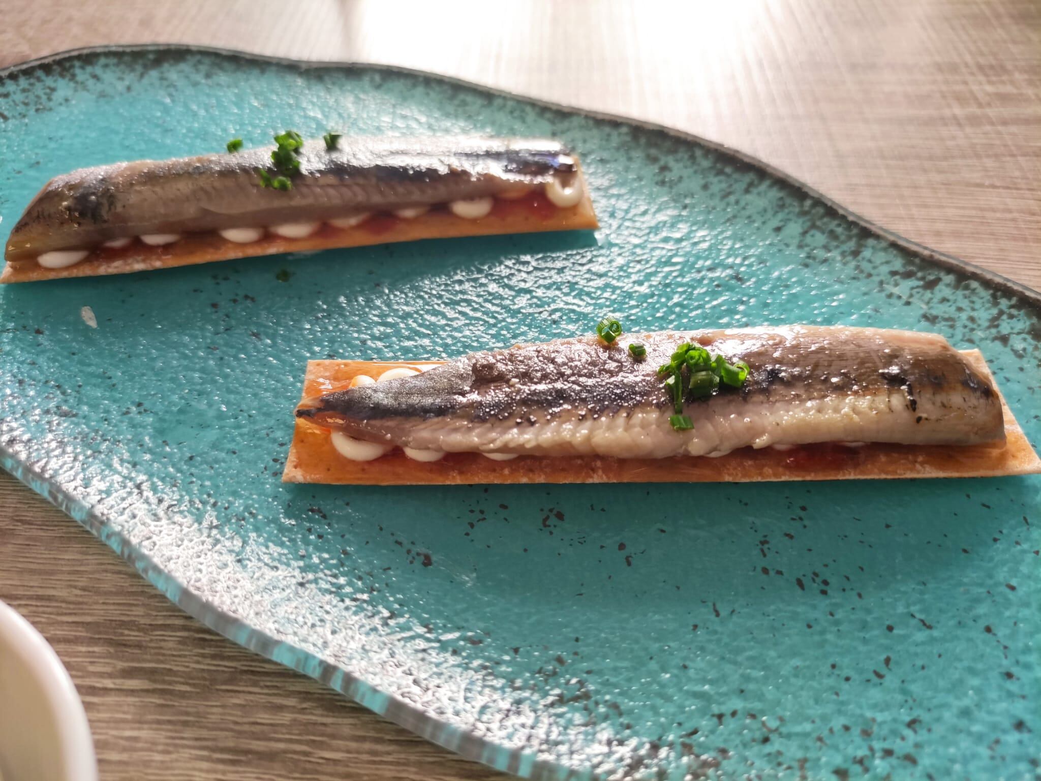 Tosta de sardina ahumada con mermelada de tomate y crema de queso de cabra payoya