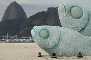 Peces gigantes hechos de botellas de plástico en la playa de Botafogo, en Río de Janeiro, donde la ONU celebra la Cumbre &#039;Río +20&#039;