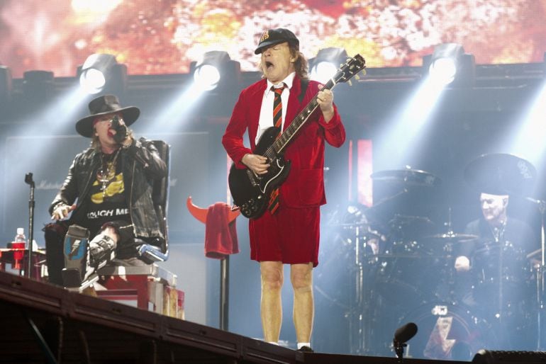 Axl Rose y Angus Young de AC DC durante el concierto en Sevilla