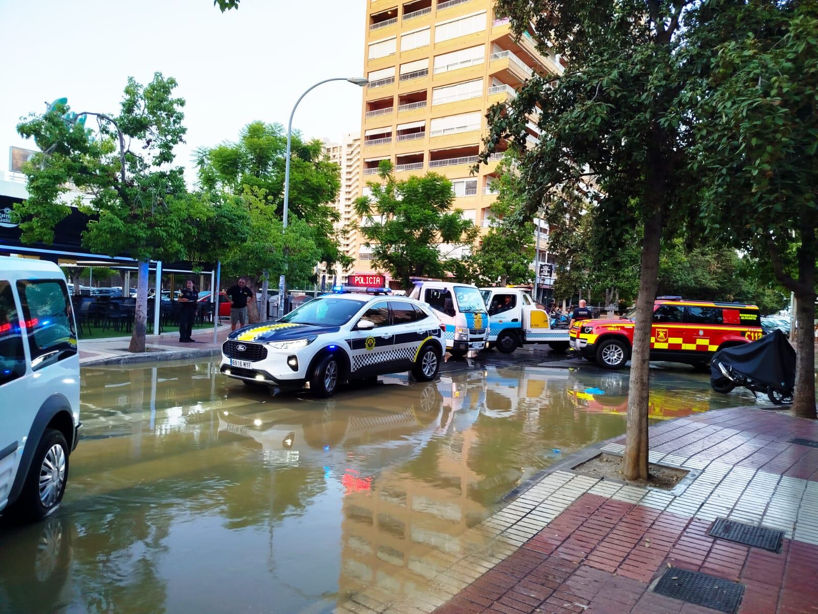 La Policía Local y los bomberos tuvieron que cortar algunas calles de la playa de san Juan tras el reventón del alcantarillado