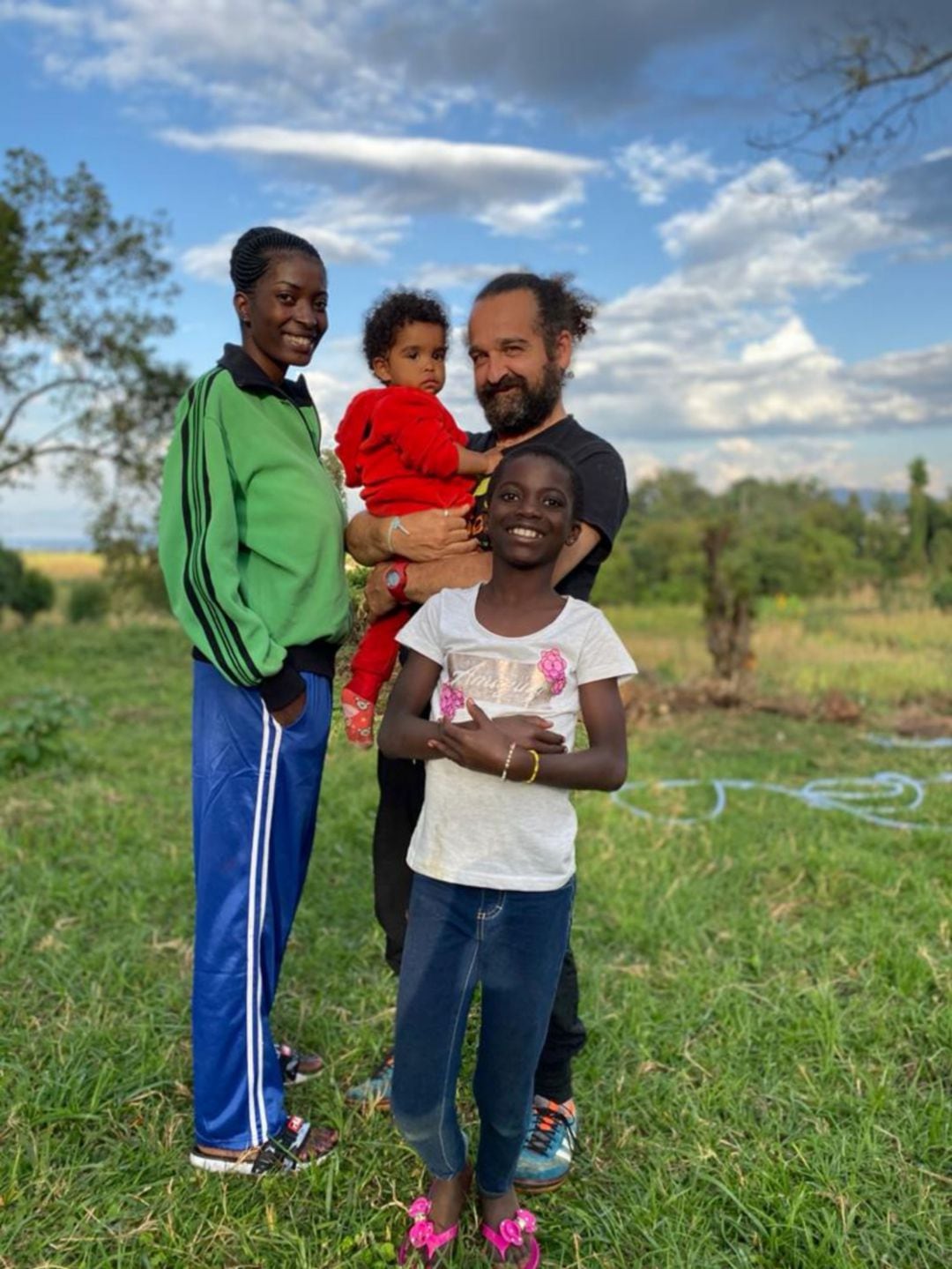 Luis Flores, con Esther en brazos y el resto de su familia en el Congo