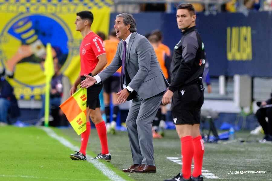 Guillermo Almada dirigiendo al Valladolid en Cádiz.