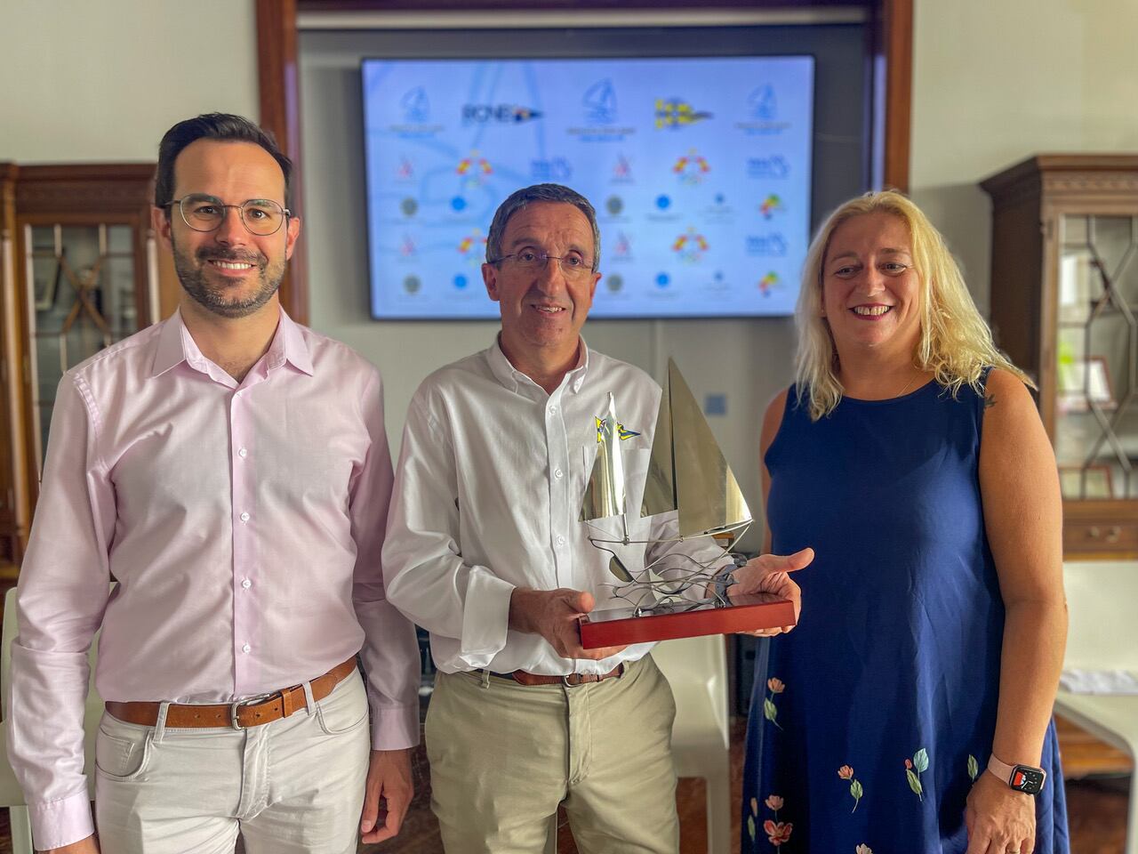 Els responsables de la porta i el batle de Maó, Héctor Pons, amb el trofeu de la regata.