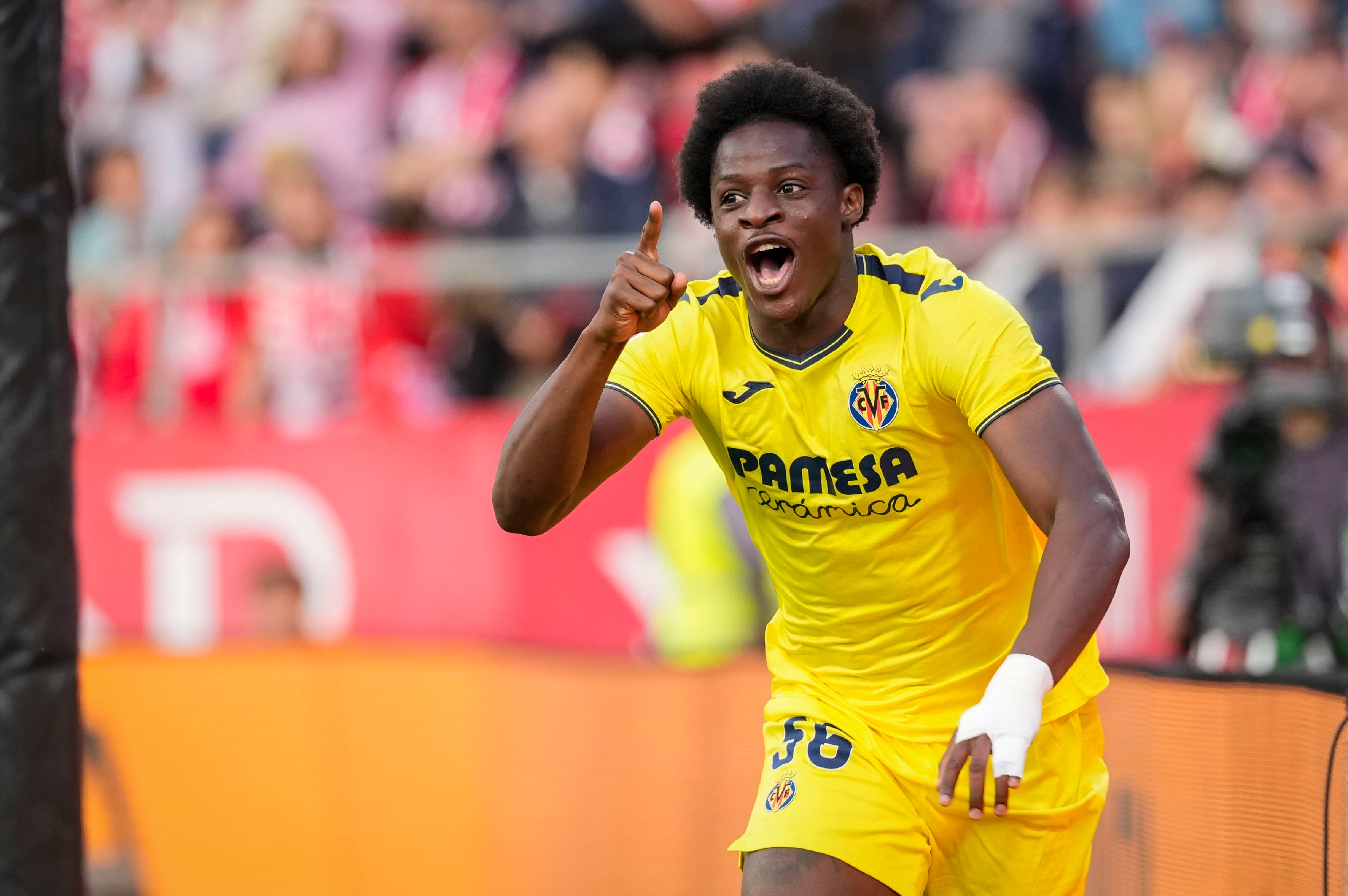 GIRONA, 10/05/2025.- El delantero camerunés del Villarreal, Etta Eyong, tras conseguir el primer gol del equipo castellonense durante el encuentro correspondiente a la jornada 35 de Laliga EA Sports que disputan hoy sábado Girona y Villarreal en el estadio municipal de Montilivi, en Girona. EFE/David Borrat.
