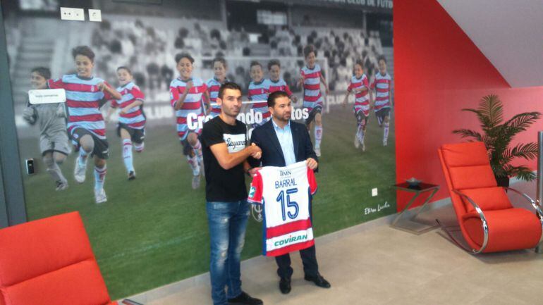 El jugador del Granada CF, David Barral (i) con la camiseta rojiblanca