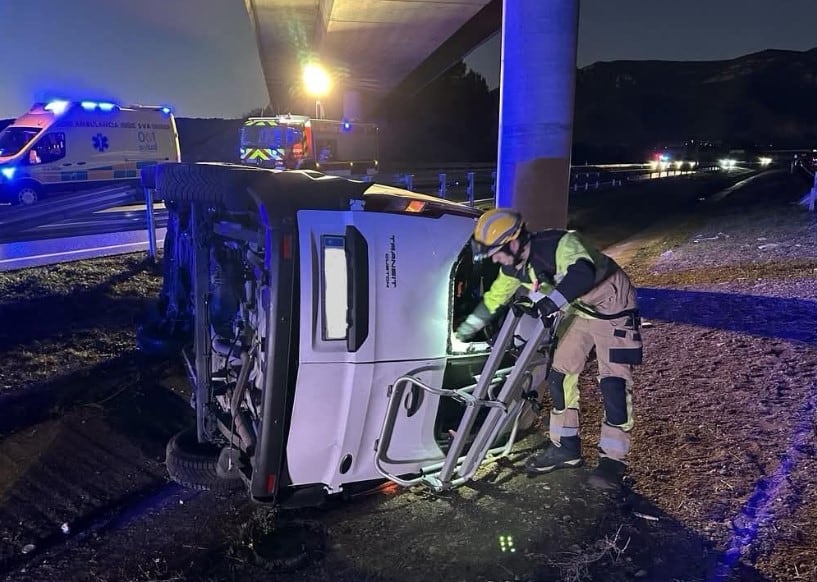 El vehículo siniestrado quedó fuera de la vía en la A-23 en Huesca