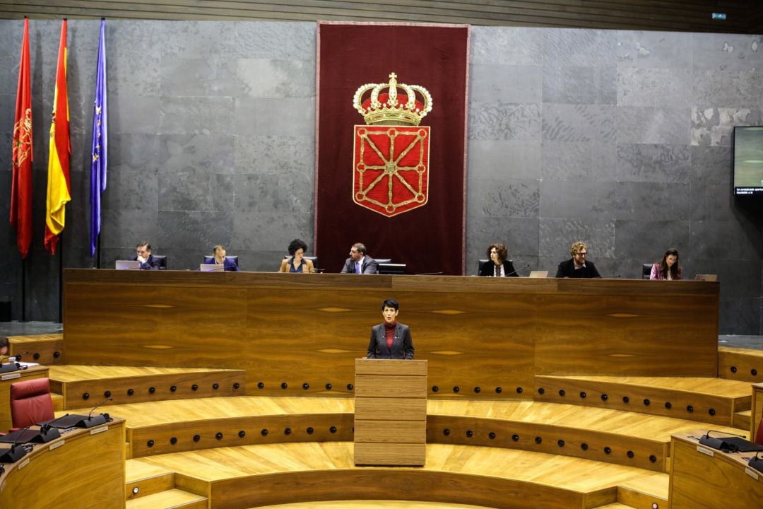 Imagen de archivo de la nueva ministra Elma Saiz, interviniendo en un pleno del Parlamento de Navarra en su etapa como consejera de Economía y Hacienda del Gobierno de Navarra en la pasada legislatura