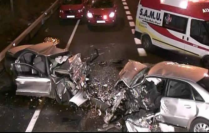 En la colisión morían los cuatro ocupantes de uno de los coches y el único ocupante del segundo