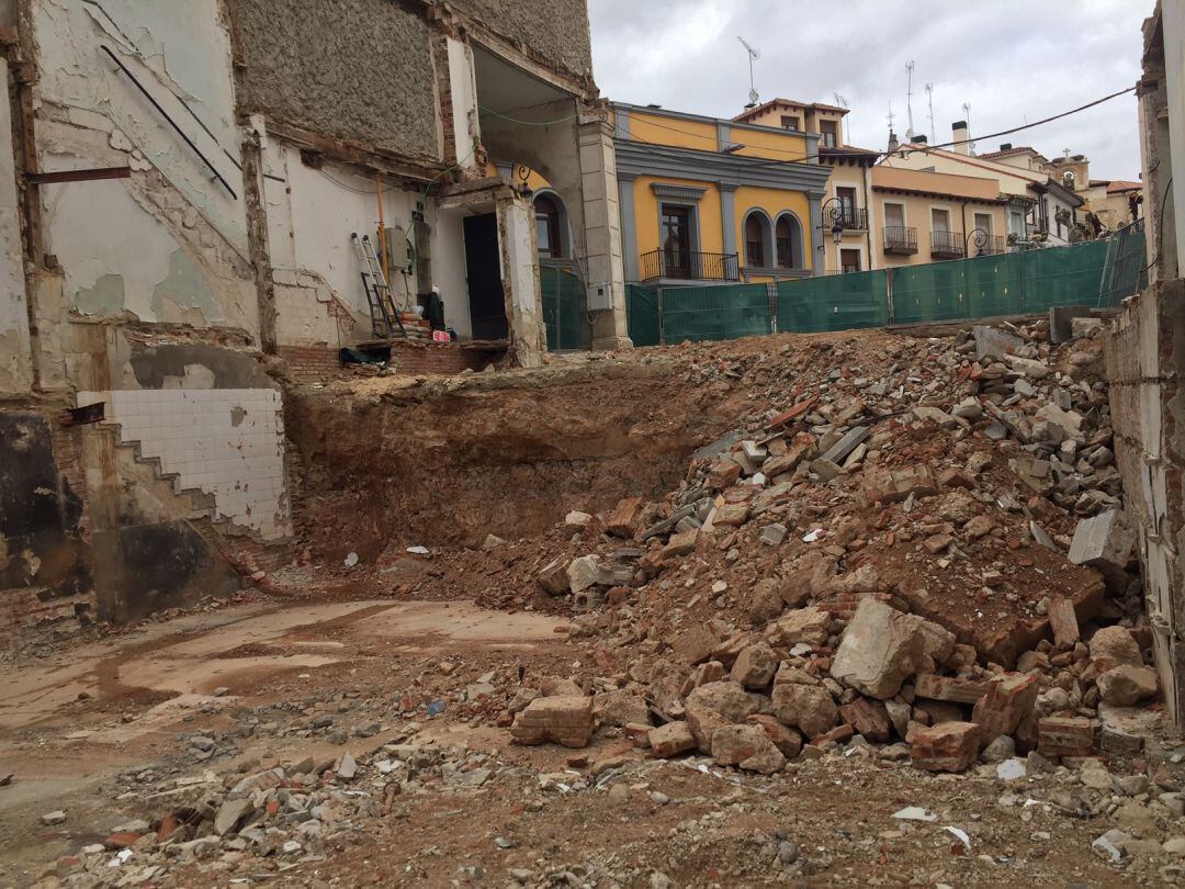 Vista de los escombros de la antigua Banca Pecho desde la calle Postas