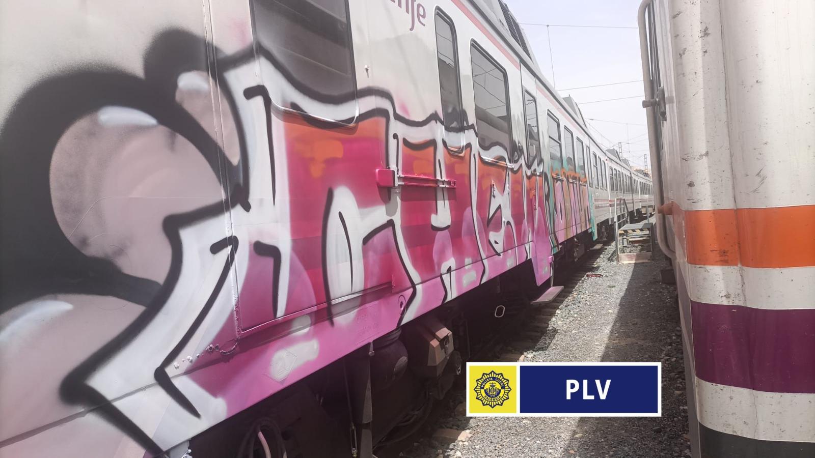 La Policía Local de València sorprende a dos jóvenes que estaban realizando grafitis en vagones de tren