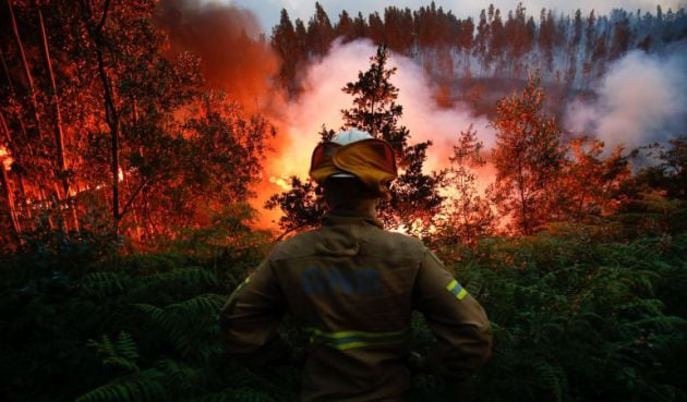 Un bombero observa cómo la evolución del fuego en la localidad de Fato, en el centro de Portugal.