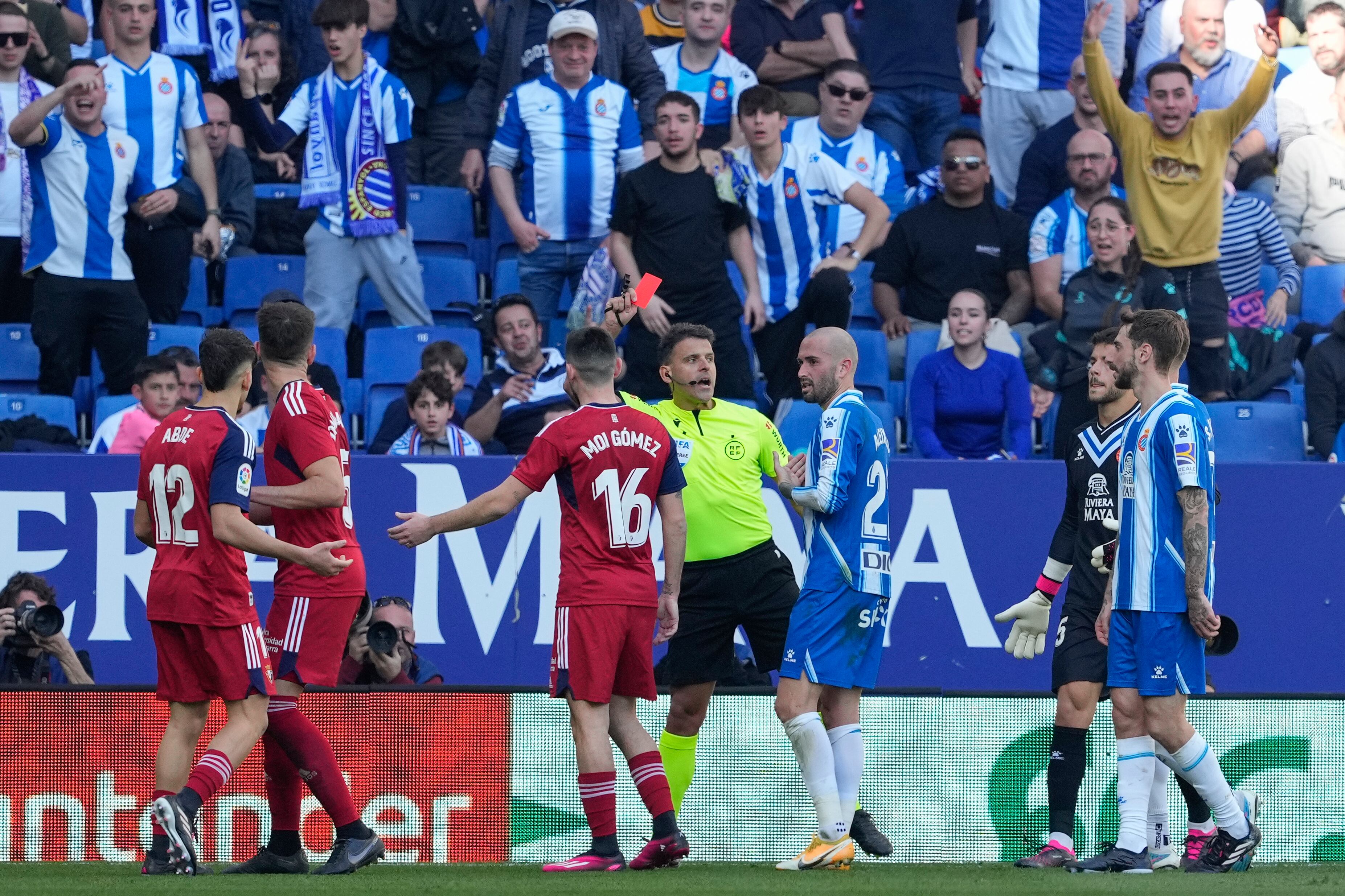 El colegiado Gil Manzano muestra la tarjeta roja tras la segunda tarjeta amarilla a Abde y Pierre Gabriel en Cornellá dejando a los dos equipos con diez antes del descanso