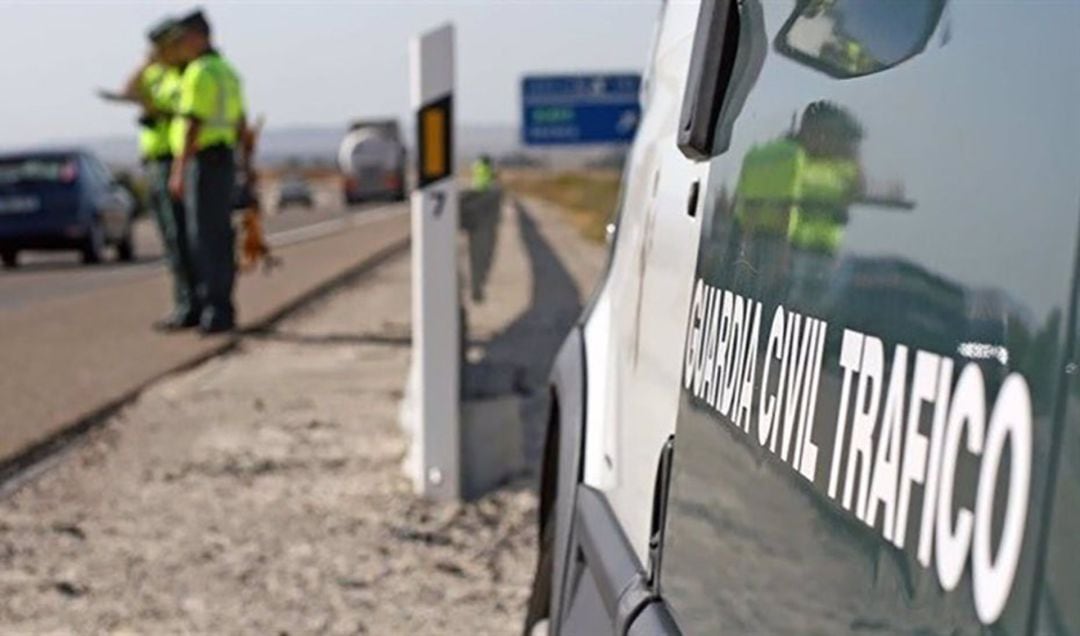 La guardia civil en labores de control en la carretera