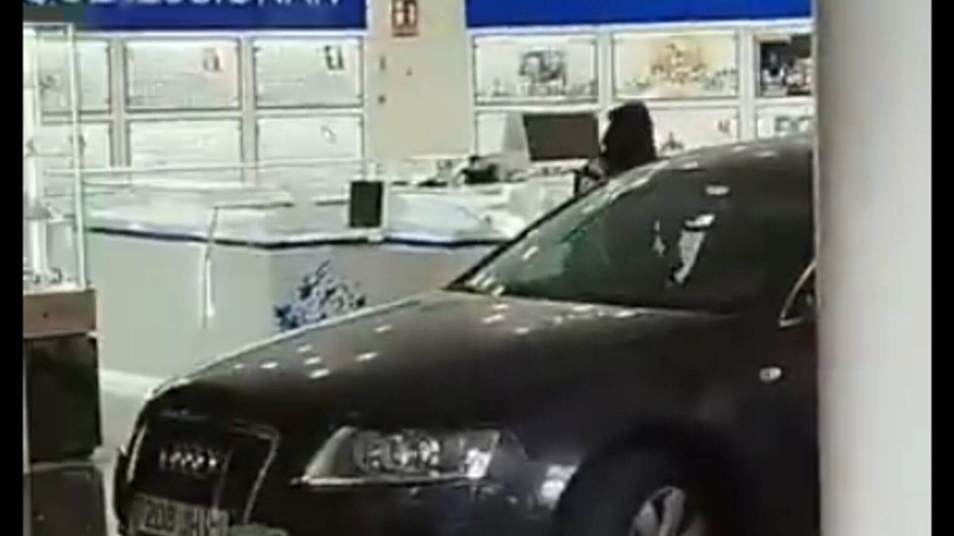 El coche en el interior del centro comercial frente a la joyería