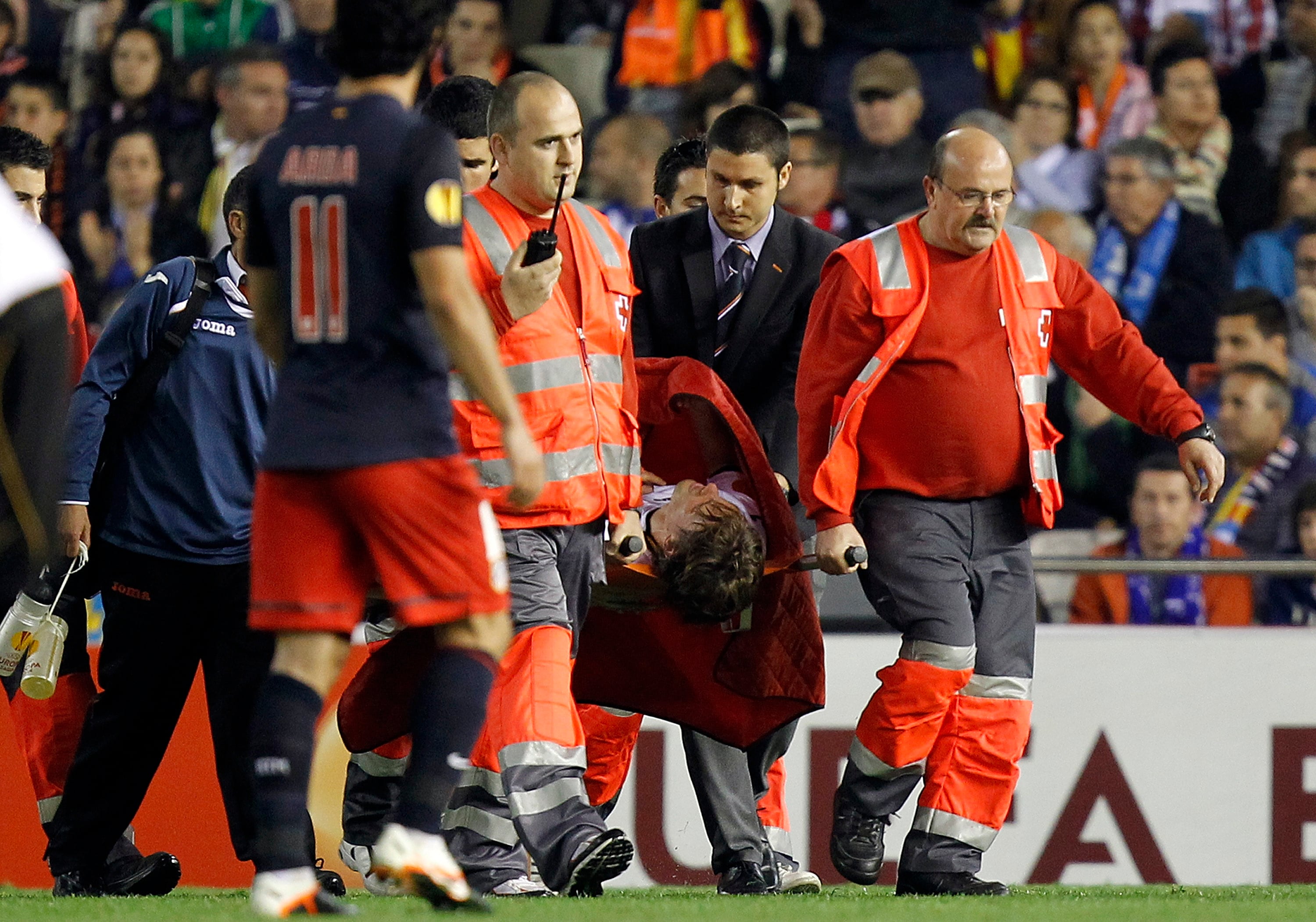 Canales es retirado en camilla, instantes después de romperse la rodilla en 2012