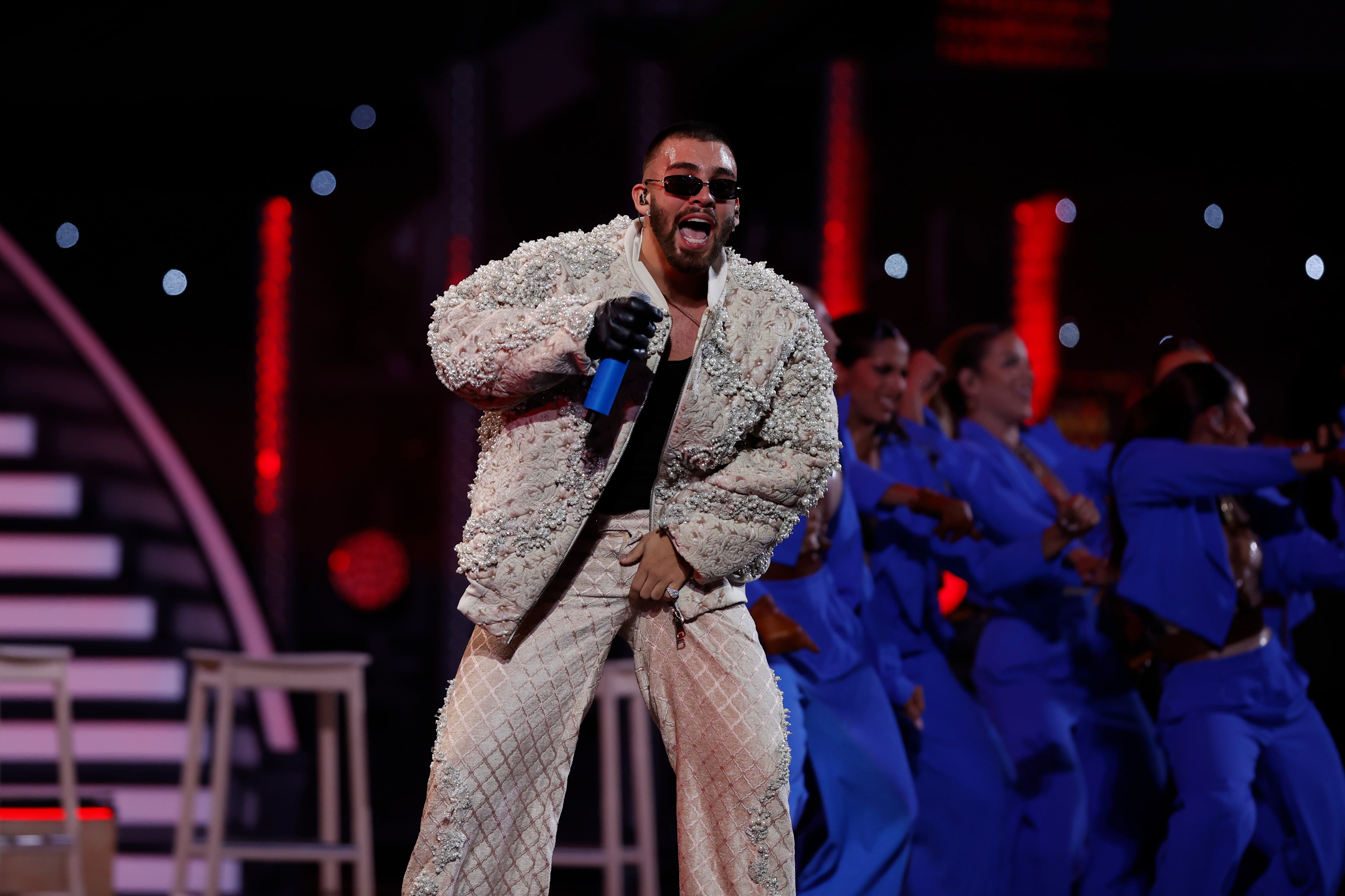 El cantante colombiano Manuel Turizo se presenta durante la competencia internacional del 63º Festival Internacional de la Canción de Viña del Mar, este domingo en el escenario de la Quinta de Vergara en Viña del Mar (Chile). EFE/ Adriana Thomasa