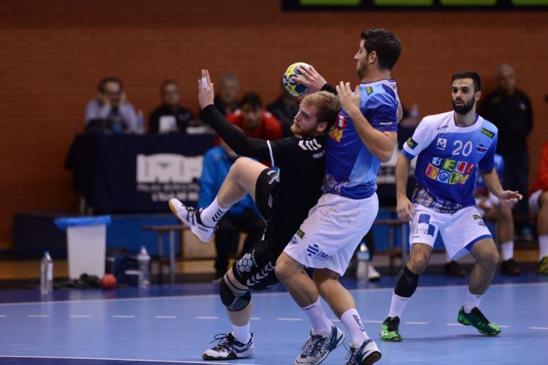 Diego Piñeiro lanza a portería