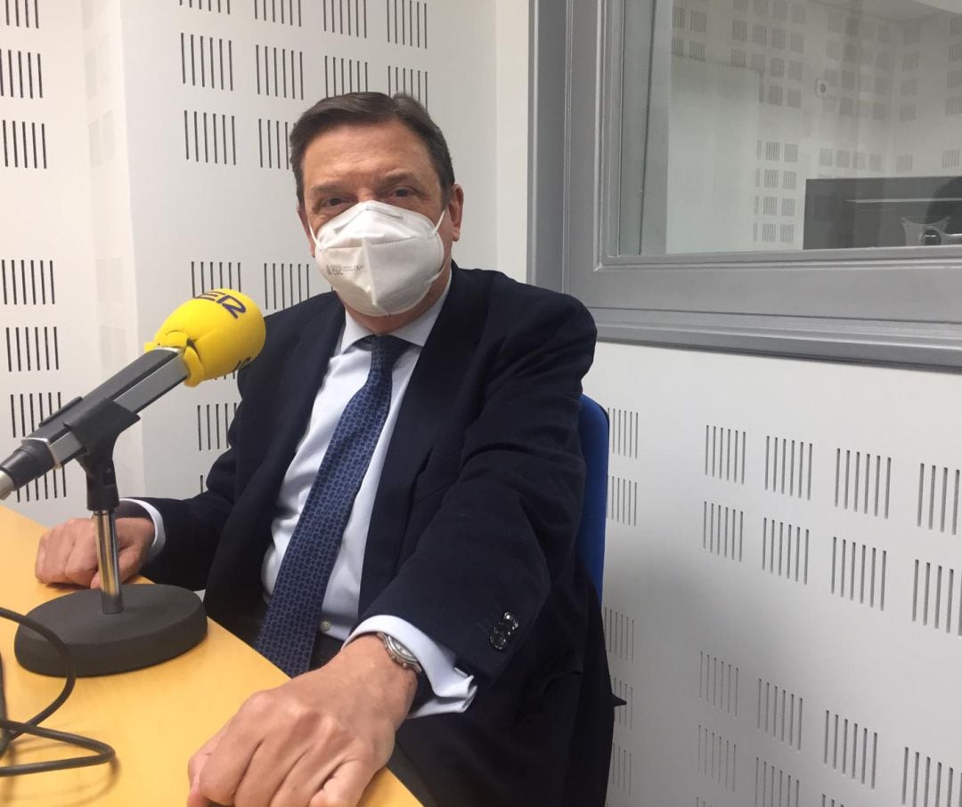 El ministro de Agricultura y Pesca, Luis Planas, en los estudios de Radio Galicia - Cadena SER.