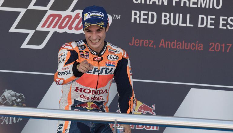 Dani Pedrosa festeja su victoria en el podio de Jerez