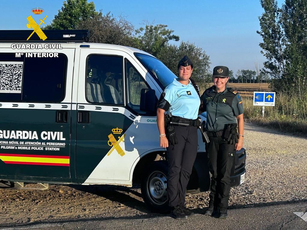 Guardia Civil y Gendarmería Nacional Francesa patrullan juntos el Camino de Santiago