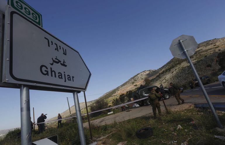 ATS07 HAR DOV (ISRAEL) 29/01/2015.- Soldados israelíes bloquean la carretera que lleva a la localidad israelí de Ghajar cerca de la frontera con Líbano hoy, jueves 29 de enero de 2015. Un avión militar español despegó hoy de Beirut con destino a España con el cuerpo del casco azul español, Francisco Javier Soria, fallecido ayer en un bombardeo israelí en el sur del Líbano. Dos soldados y un almirante del mismo contingente que el militar español, la Brigada &quot;Guzmán el Bueno&quot; X de Córdoba, vinieron desde España para acompañar al féretro en la repatriación, informaron a Efe fuentes diplomáticas. EFE/Atef Safadi