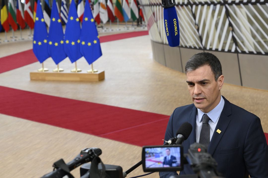 El presidente del Gobierno, Pedro Sánchez, atiende a los medios de comunicación en Bruselas.