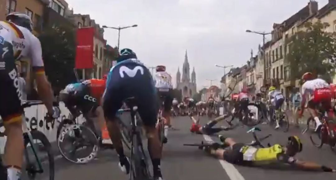 Momento en el que Quintana evita a varios ciclistas en la caída 