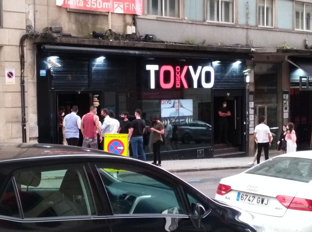 Jóvenes haciendo cola para entrar en la prueba piloto de la discoteca Tokyo.